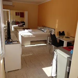 Apartment Leon, Nin
