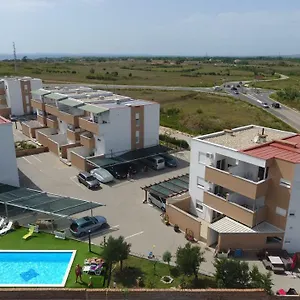 Apartment Village, Nin
